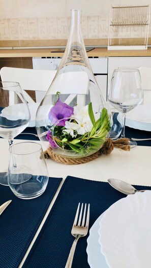 Apartamento Deluxe | Servicio de comidas en la habitación