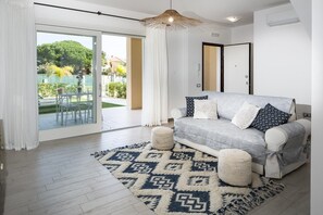 32-英寸纯平电视 （配备卫星频道）、电视