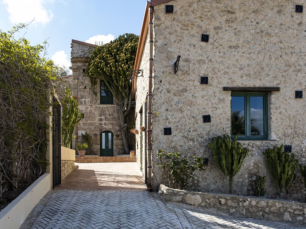 المنشأة من الخارج