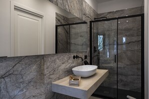 Habitación doble | Baño | Ducha, artículos de higiene personal gratuitos, secador de pelo y bidé