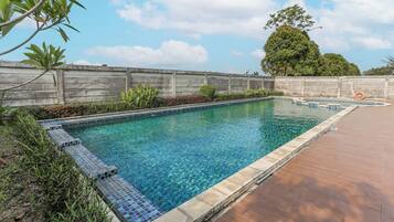 Una piscina al aire libre