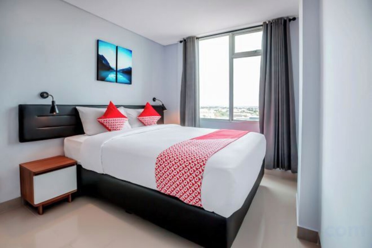 Desk, laptop workspace, free WiFi, bed sheets