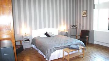 In-room safe, bed sheets