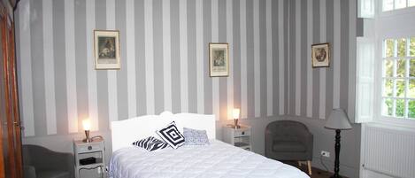 Deluxe Double Room, 1 Queen Bed, Shared Bathroom (Classique) | In-room safe, bed sheets