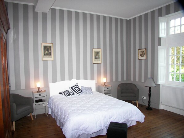 Habitación doble Deluxe, 1 cama Queen size, baño compartido (Classique) | Caja de seguridad en la habitación y ropa de cama 