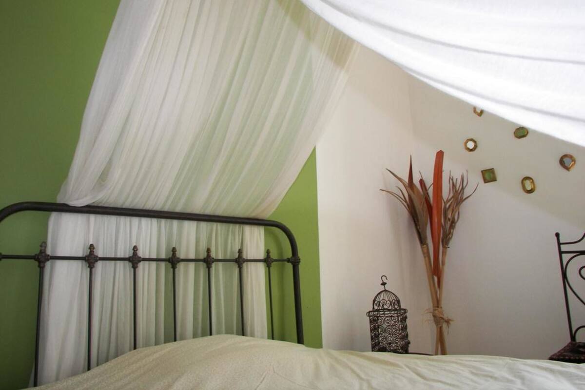 Caja de seguridad en la habitación y ropa de cama