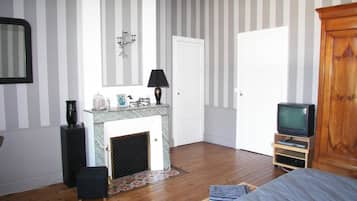 Kamar Double Deluks, 1 Tempat Tidur Queen, kamar mandi umum (Classique) | Brankas dan seprai linen