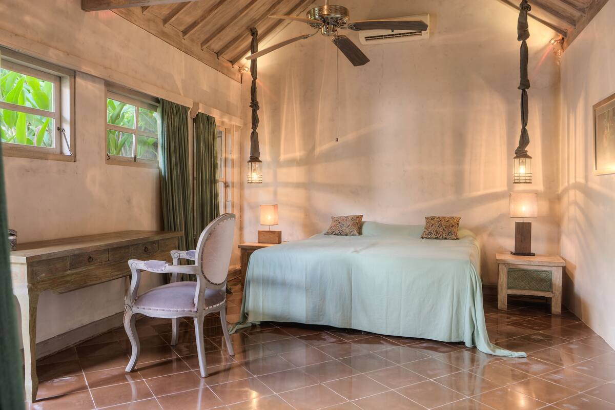 Standard Room | In-room safe, desk, iron/ironing board, WiFi (free)