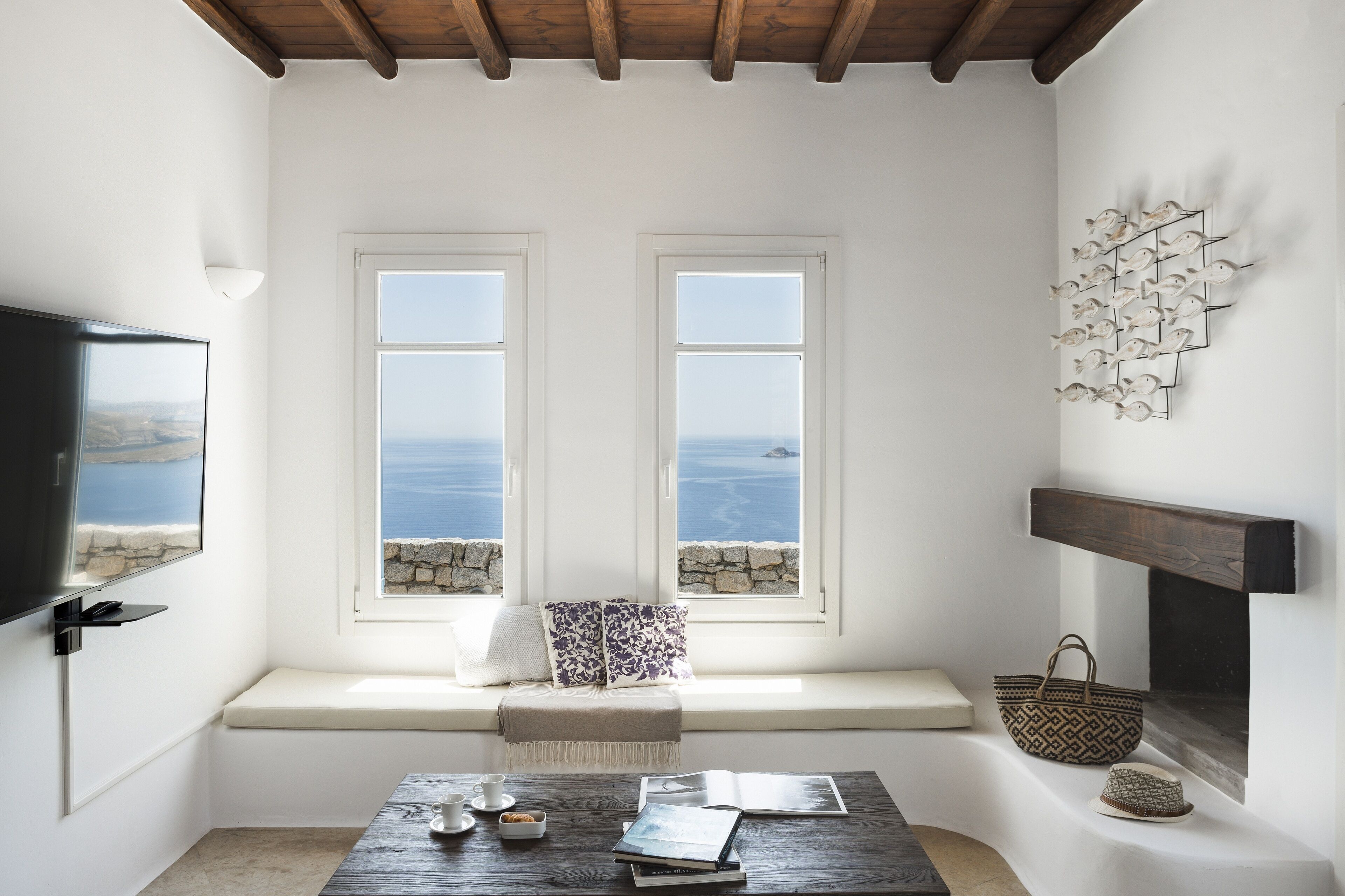 AGL Luxury Villas Elpida | 客厅 | 0-英寸纯平电视（配备有线频道）、智能电视、壁炉