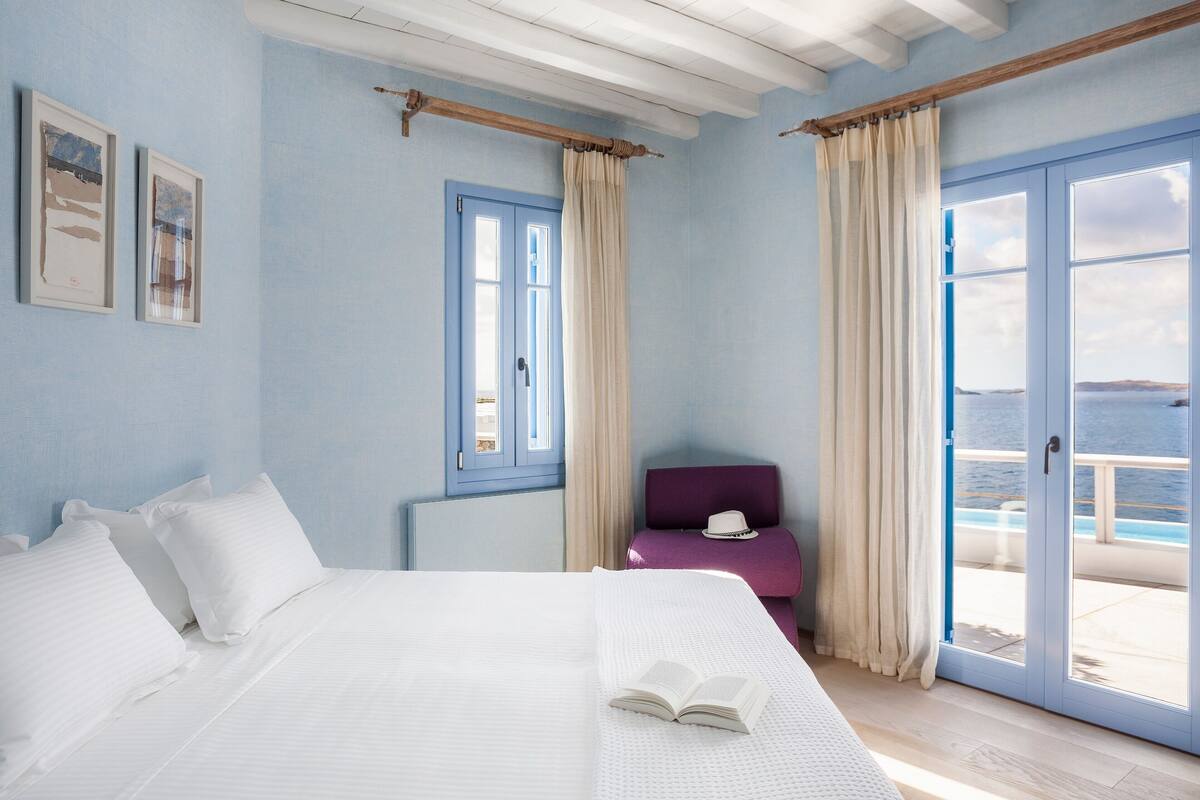 AGL Villa Olympia | In-room safe, desk, soundproofing, iron/ironing board