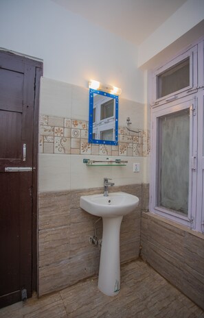 Kamar Twin Standar, Bebas Asap Rokok | Kamar mandi | Shower, perlengkapan mandi gratis,  dan handuk