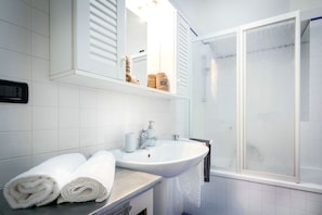 Apartment, 1 Bedroom | Bathroom