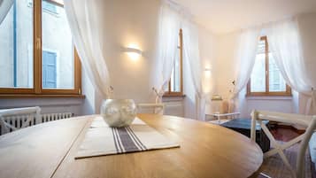 Apartment, 1 Bedroom | In-room dining