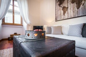 Apartment, 1 Schlafzimmer | Wohnzimmer | 30-Zoll-Flachbildfernseher mit Digitalempfang, Fernseher