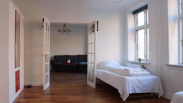 3 bedrooms, hypo-allergenic bedding, desk, iron/ironing board