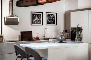 1 غرفة نوم وأغطية فراش متميزة وألحفة محشوة بالريش ومكواة/لوح كي