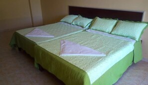 Schallisolierte Zimmer, Babybetten, Zustellbetten, kostenloses WLAN