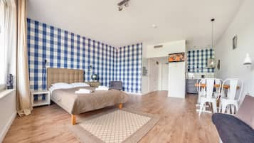 Estudio, balcón (505) | Tabla de planchar con plancha y ropa de cama