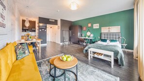 开间, 阳台 (504) | 起居区 | 平板电视