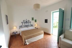 Deluxe-dobbeltværelse - udsigt til have | Minibar, pengeskab på værelset, individuelt design