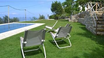 Piscine extérieure (ouverte en saison), chaises longues