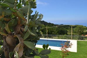 季節性室外泳池；09:00 至 19:00 開放；躺椅