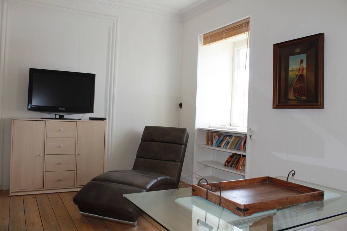 Deluxe Apartment, Multiple Beds, Non Smoking | Living room