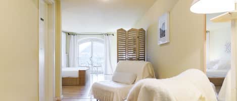 Studio | Living area | Flat-screen TV