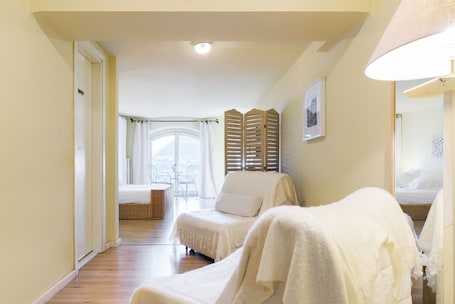 Studio | Living area | Flat-screen TV