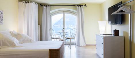 أغطية فراش متميزة وألحفة محشوة بالريش وتجهيزات عازلة للصوت ومكواة/لوح كي