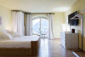 أغطية فراش متميزة وألحفة محشوة بالريش وتجهيزات عازلة للصوت ومكواة/لوح كي