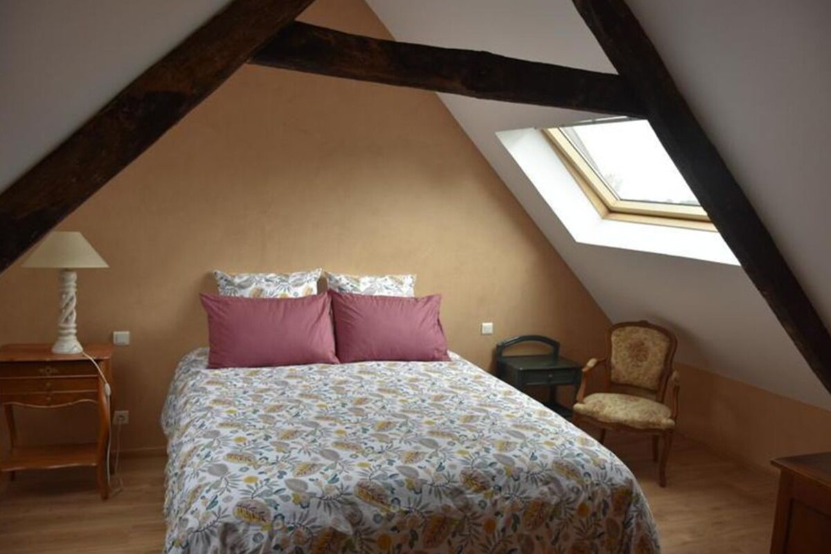 Double or Twin Room, Shared Bathroom (Champagne) | Individually decorated, individually furnished, blackout drapes