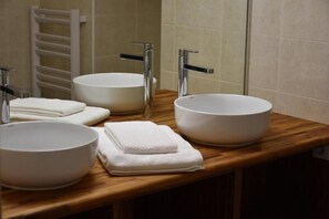 Shower, free toiletries, hair dryer, towels - Le Dû Aimé Chambres d'hôtes (Plévin)