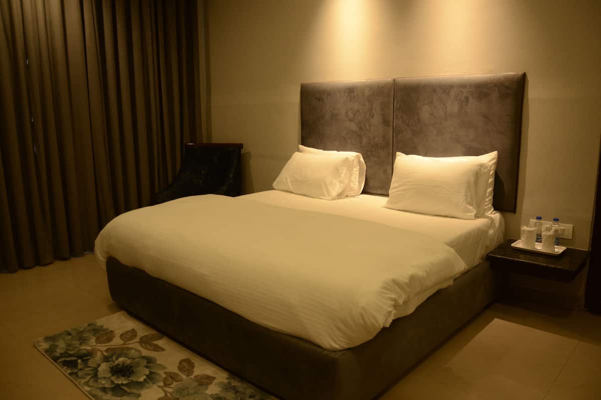 Habitación superior | Caja fuerte, camas supletorias, ropa de cama