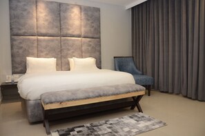 客房内保险箱、折叠床/加床（额外收费）、床单