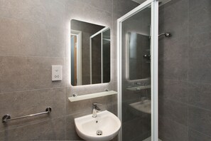 Shower, towels - Destiny Student - The Tannery (Dublin)