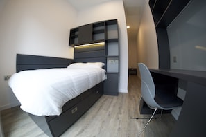 Desk, laptop workspace, blackout drapes, free WiFi - Destiny Student - The Tannery (Dublin)
