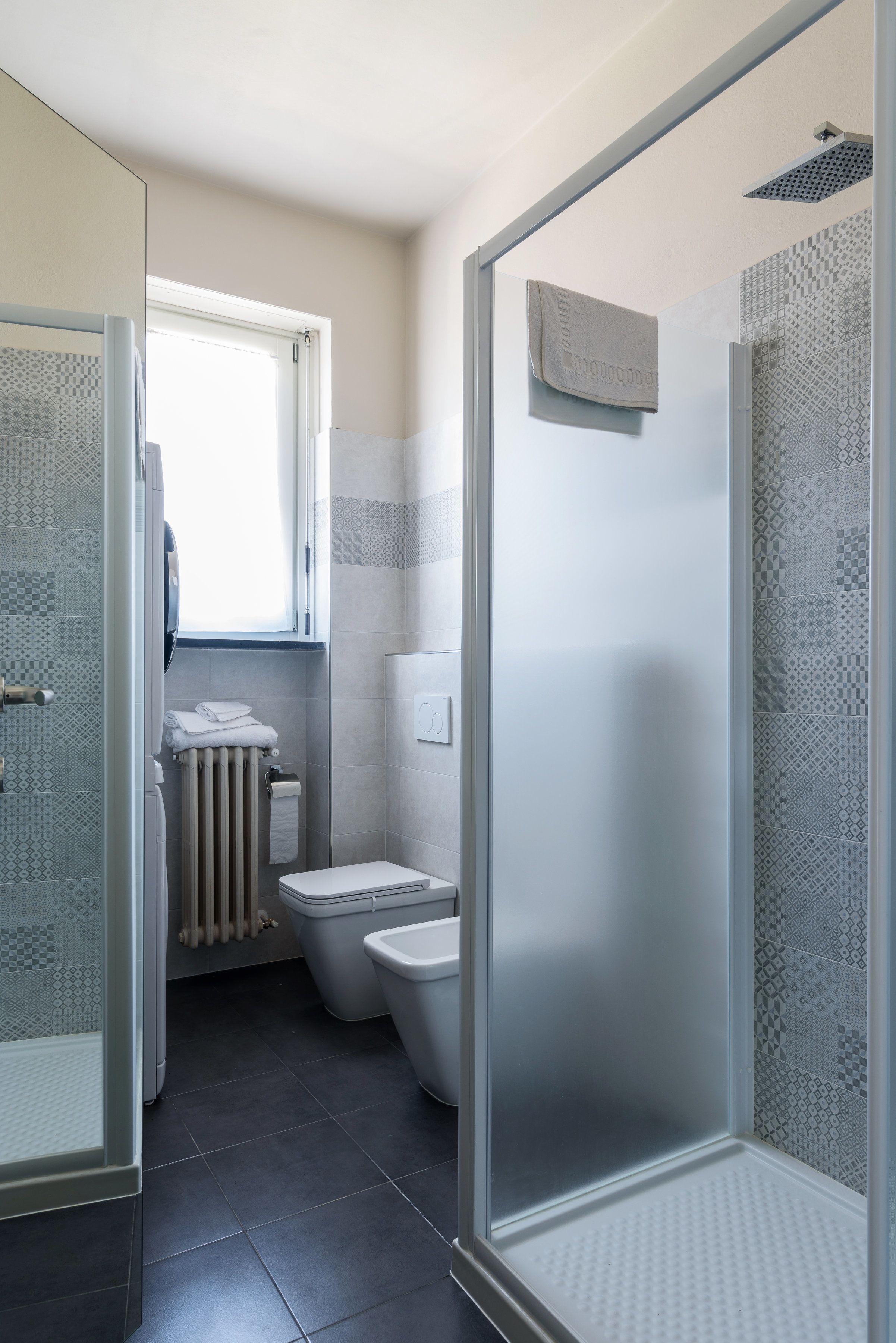 Un baño moderno con ducha, inodoro y lavamanos.