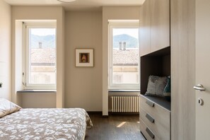 3 habitaciones, ropa de cama de alta calidad, cubrecamas y escritorio 