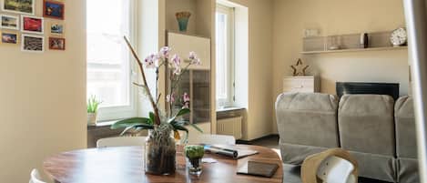 Apartment, 3 Schlafzimmer | Essbereich im Zimmer