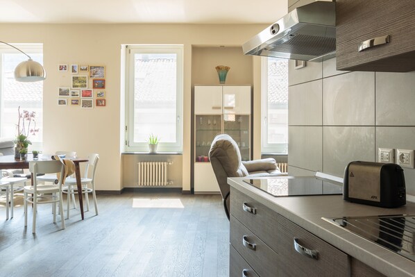 Apartment, 3 Bedrooms | Private kitchen | Fridge, microwave, oven, stovetop