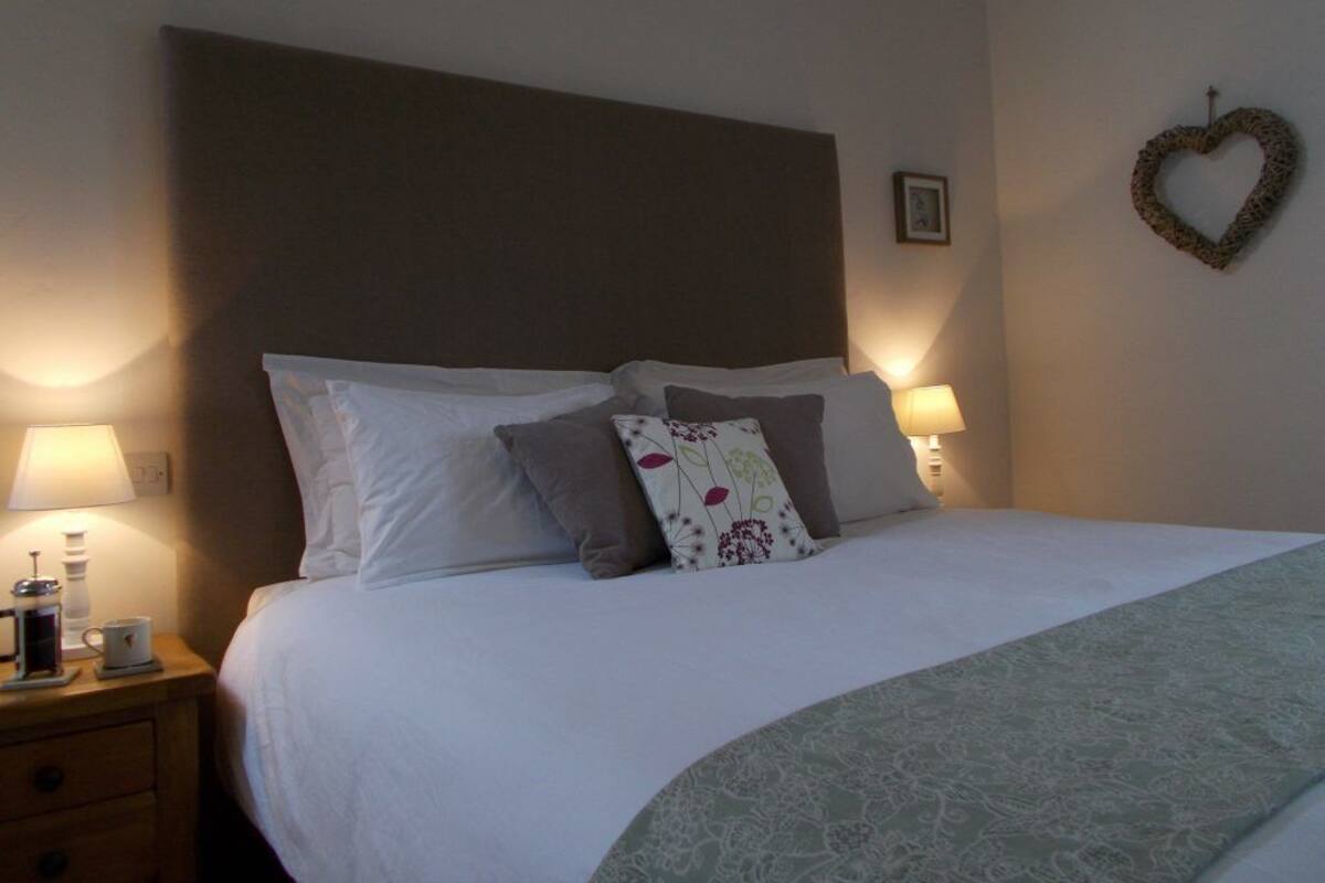 Habitación con 1 cama matrimonial o 2 individuales | Escritorio, insonorización, wifi gratis y ropa de cama