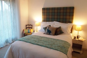 Habitación, 1 cama King size | Escritorio, insonorización, wifi gratis y ropa de cama