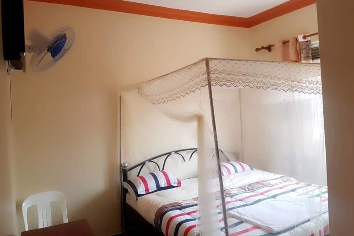 Escritorio, wifi gratis y ropa de cama