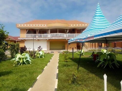 Happy Wallet Gardens Hotel