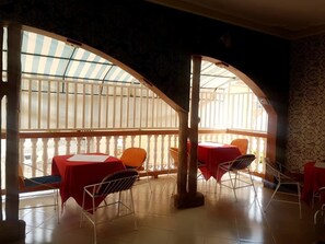 供应早餐、午餐和晚餐