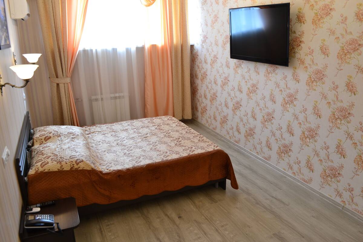 In-room safe, desk, free WiFi