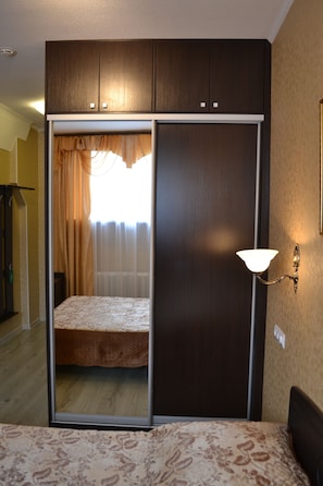 In-room safe, desk, free WiFi