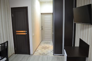In-room safe, desk, free WiFi