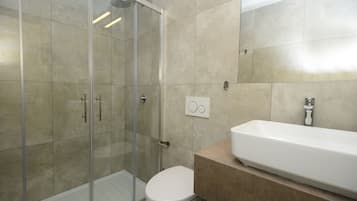 Standard Room | Bathroom | Shower, rainfall showerhead, free toiletries, hair dryer